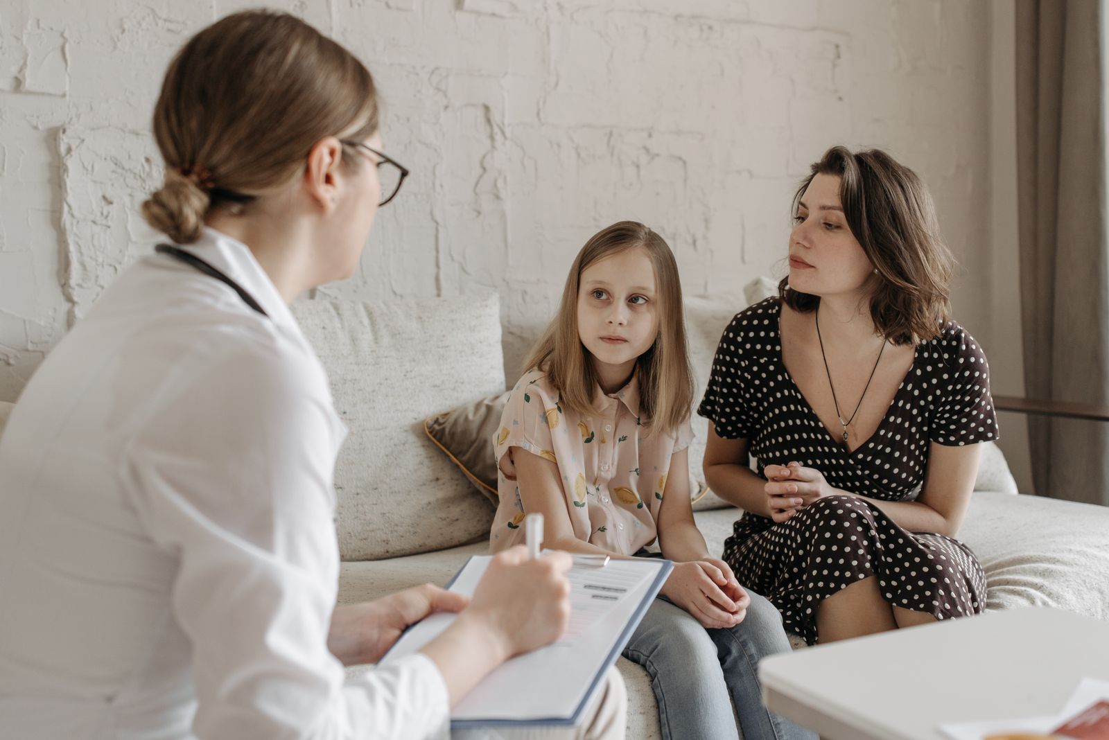 Médecin discutant avec une mère et sa fille