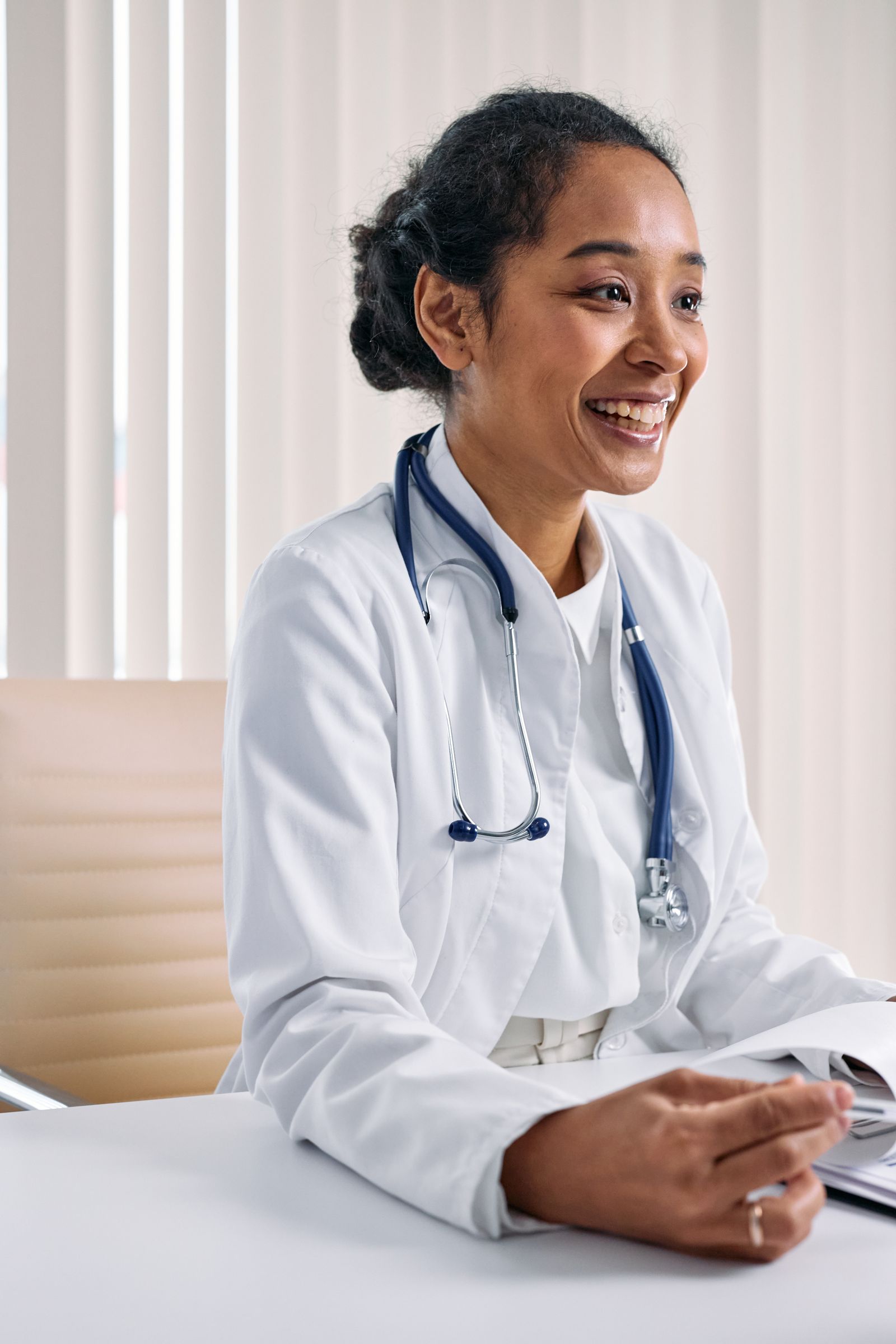 Médecin souriante dans son cabinet